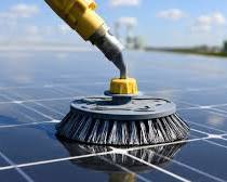 Rotierende Reinigungsbürste auf einem Solarmodul